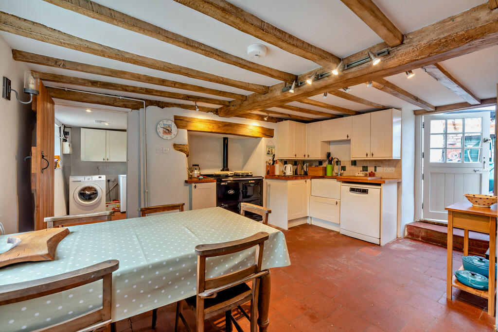8603008-interior1...