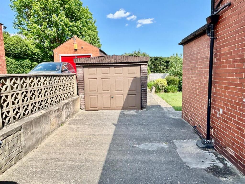 Off Street Parking / Driveway / Single Garage: