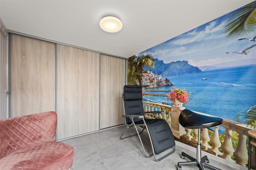 2 St James Close-07.jpg