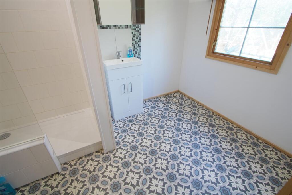 CABIN SHOWER ROOM.jpg