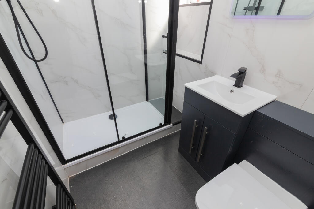 316 Gladsmuir rd Hillington Glasgow G52 2LQ L-8