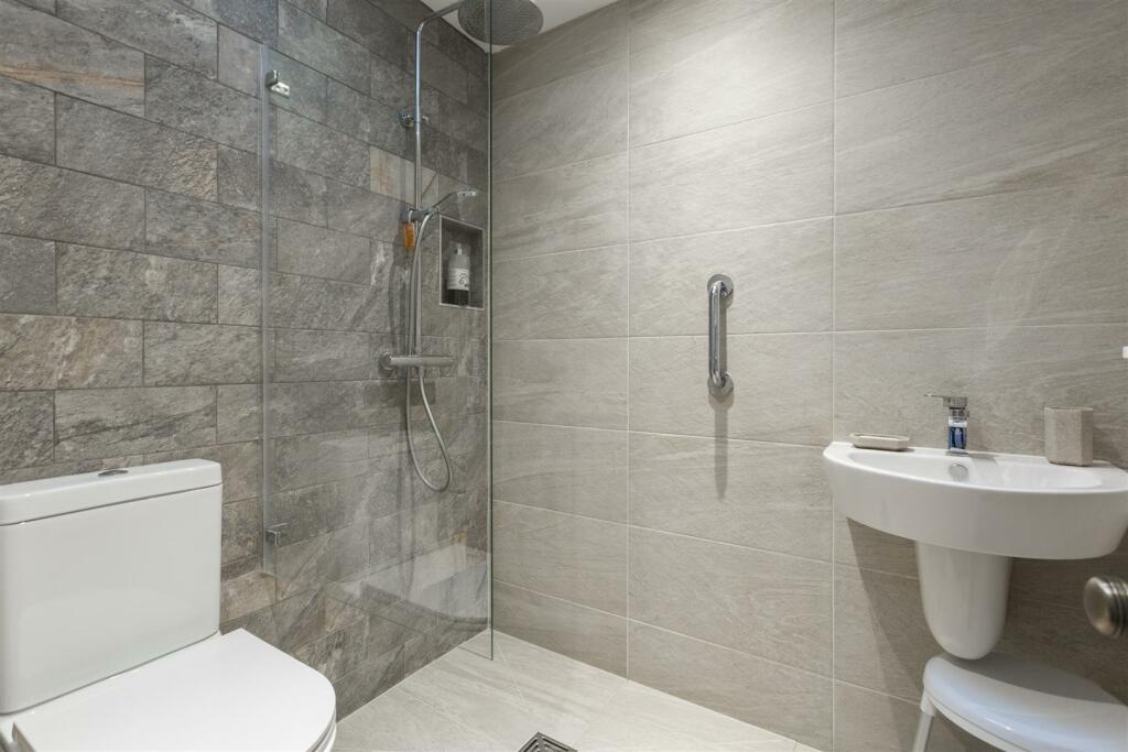 9 Lancaster Way-16.jpg