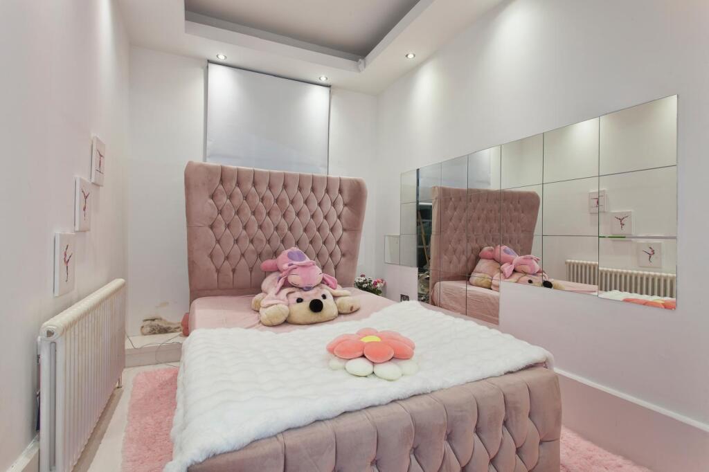 linfield gardens bedroom 1  - Copy.jpeg