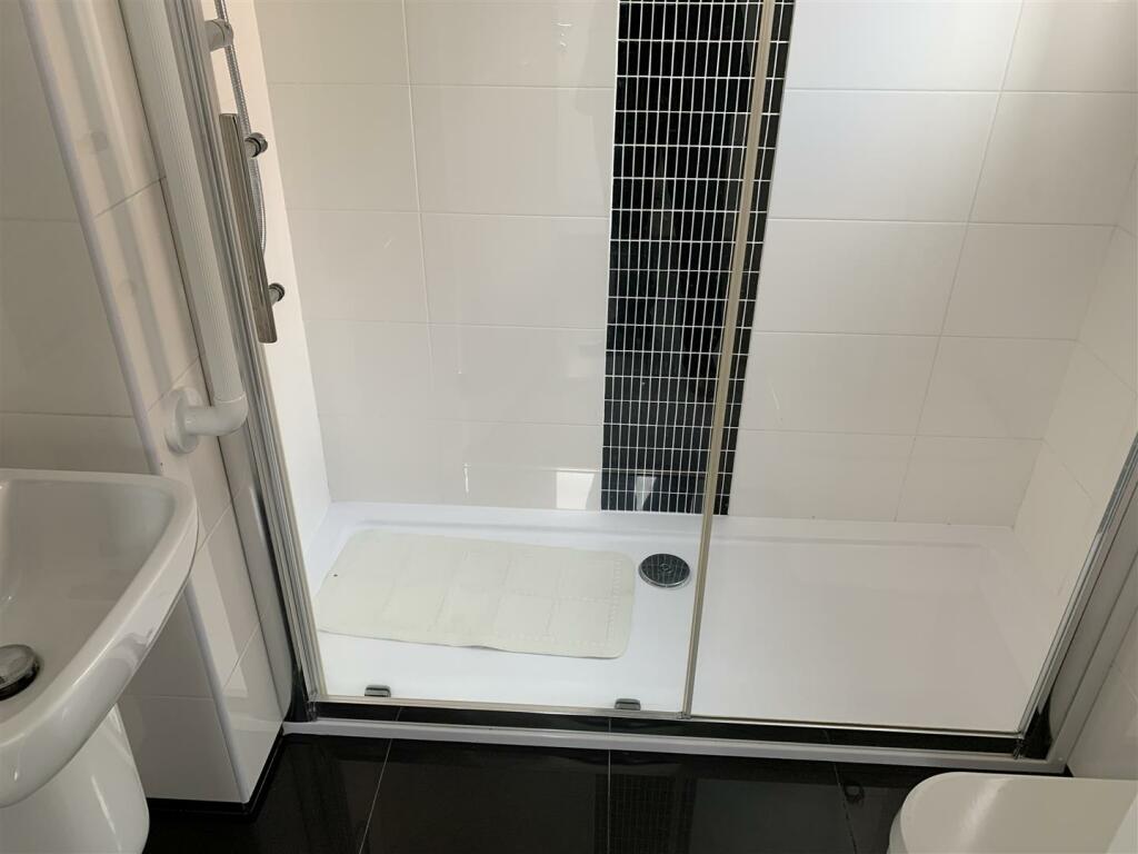 EN-SUITE SHOWER ROOM