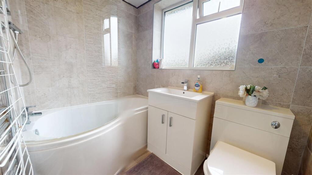 Carmelite Crescent Bathroom