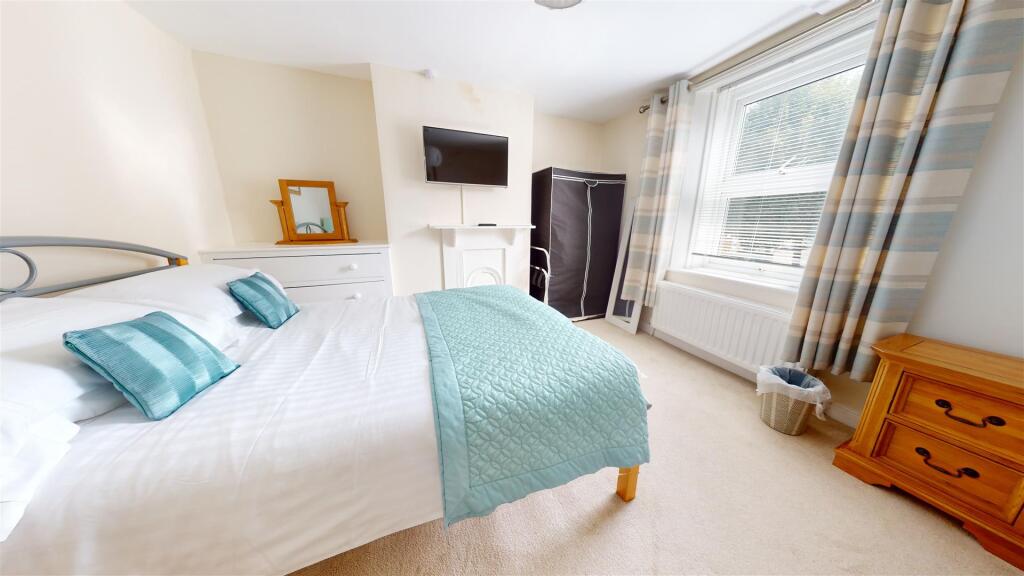 BEDROOM 1 PIC  1.jpg