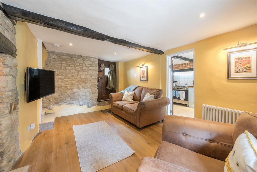 19 High Street, Greens Norton