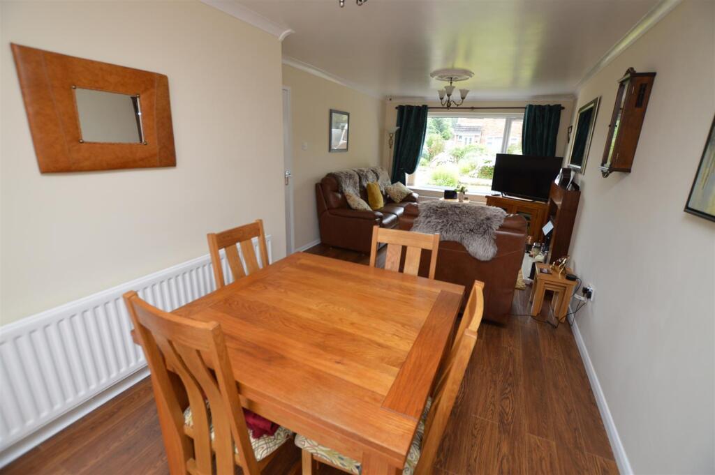 Open plan lounge/dining room