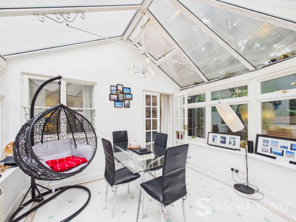 Sunroom / Dining Area