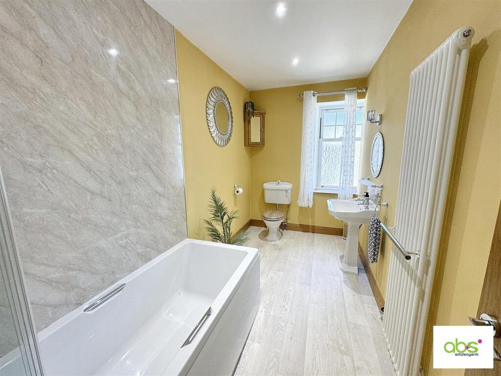 bathroom 1.jpg