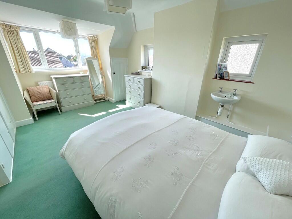 2 Cudlow Ave Bed ...