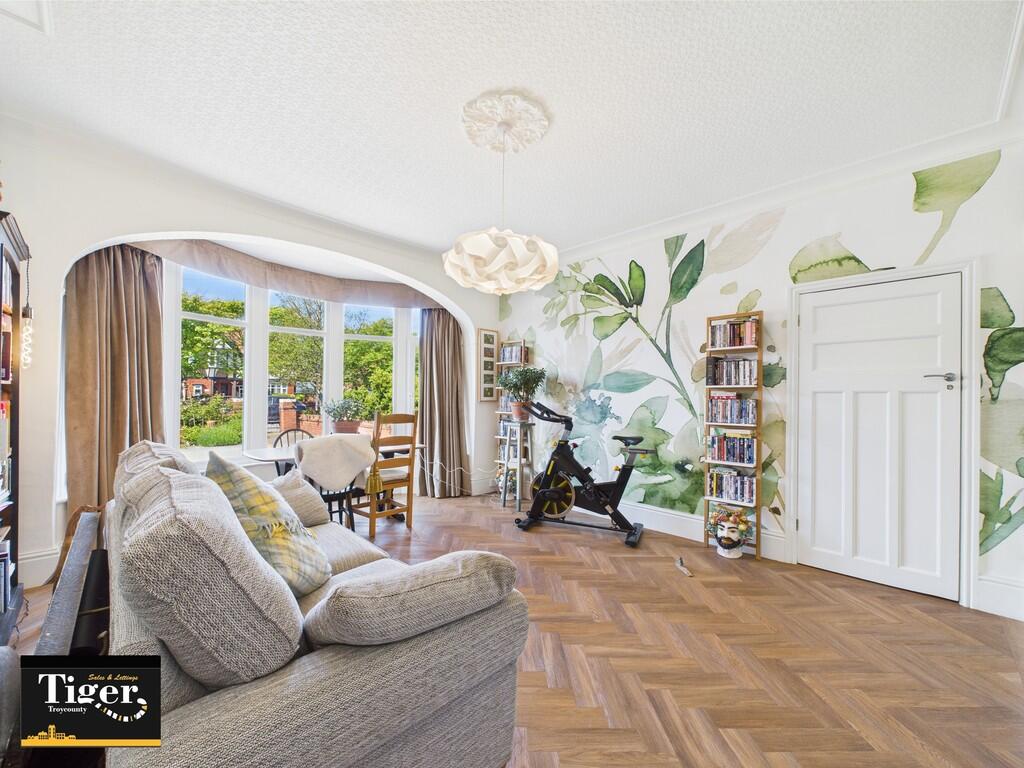 CAM02176G0-PR0579...