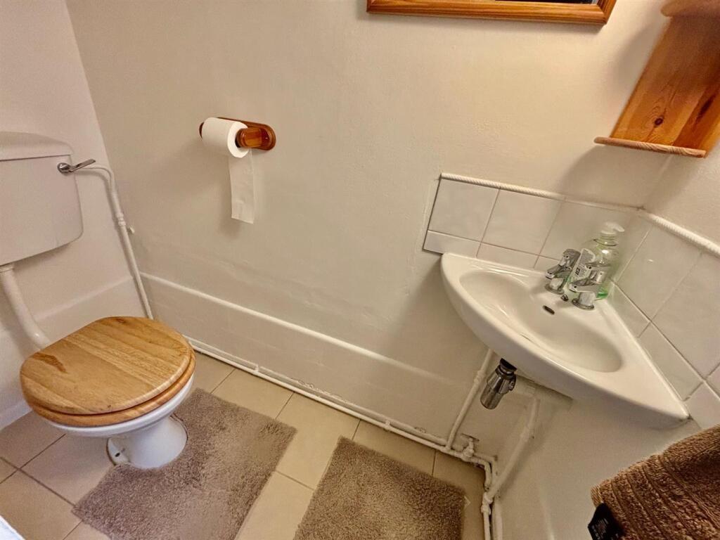 Guest's Cloakroom / Wc