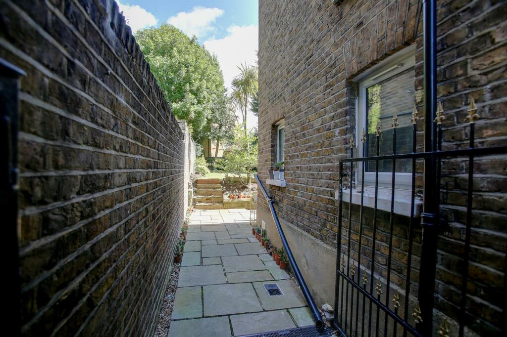 Flat A, 21 Churchfield Rd, W13-8 (2).jpg