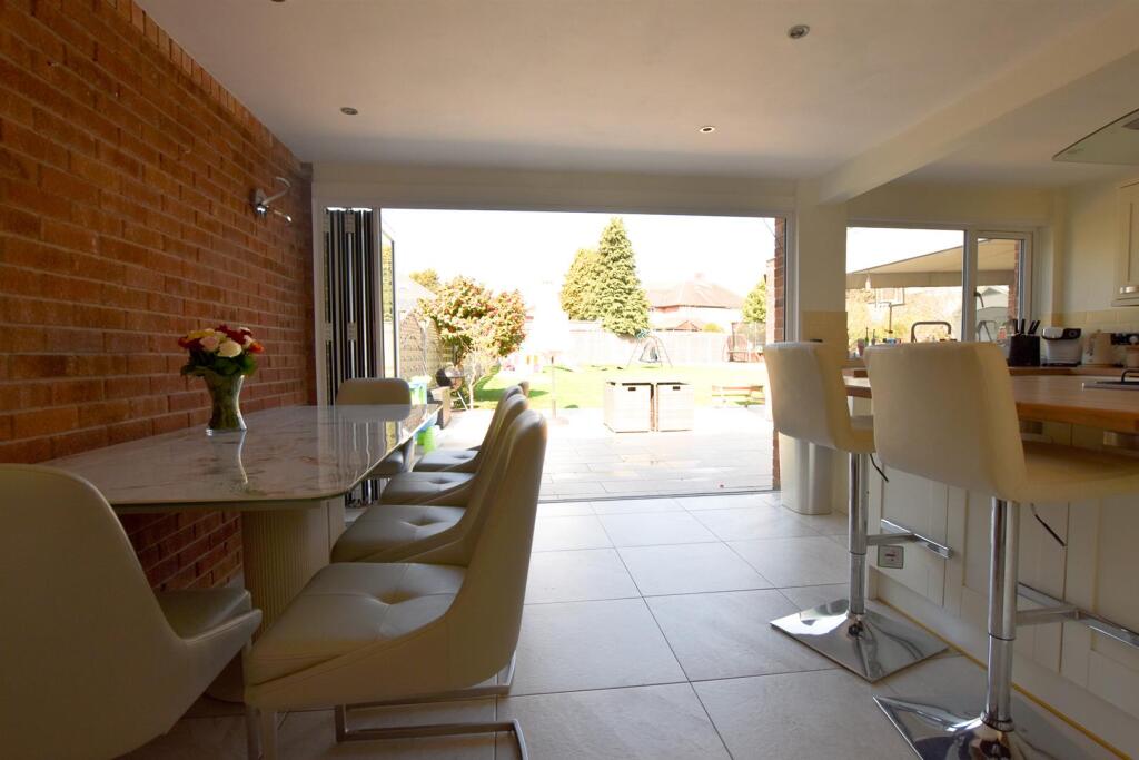 KITCHEN/DINER/FAMILY AREA