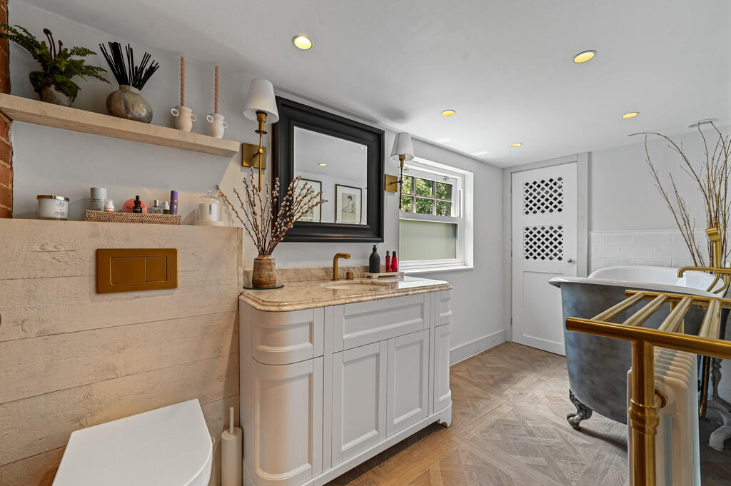 PT-FC(COL)-PondFa...