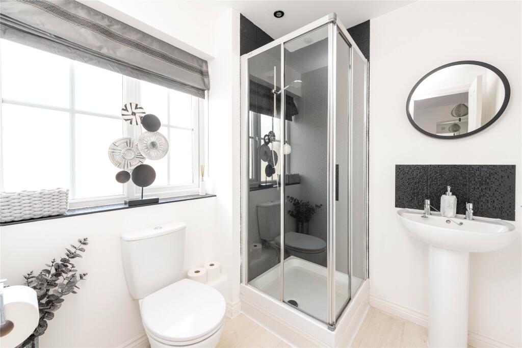 First Floor En Suite