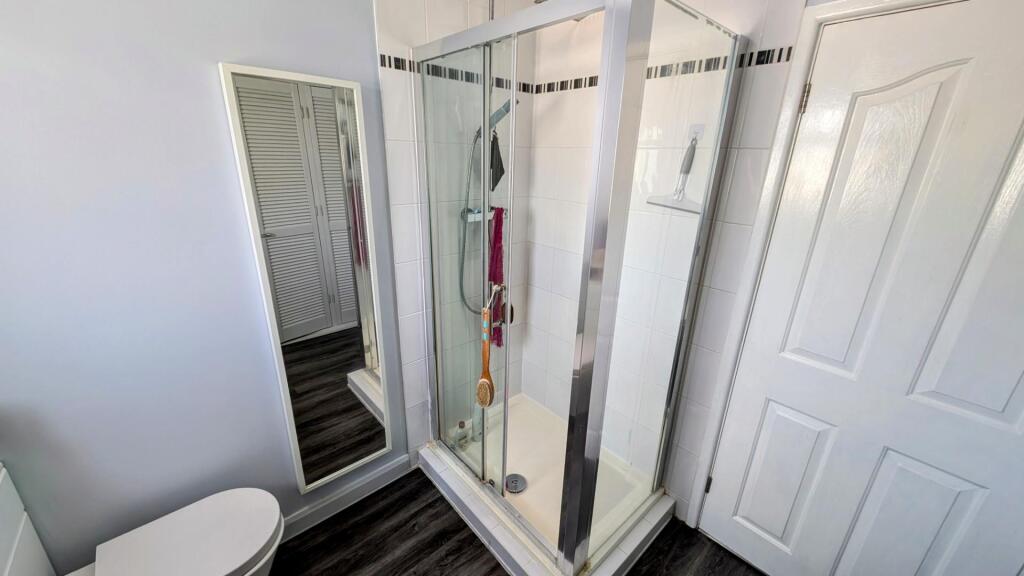 24 Church Rd bath 5.jpg