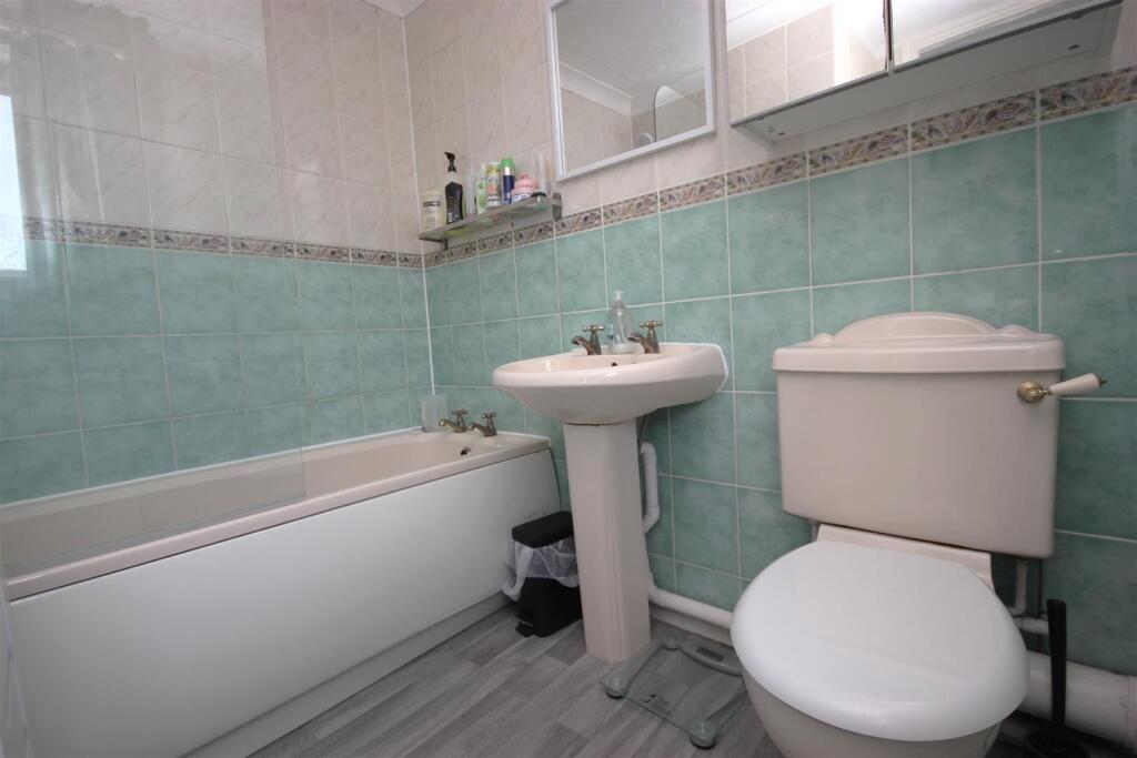 familiy bathroom.JPG