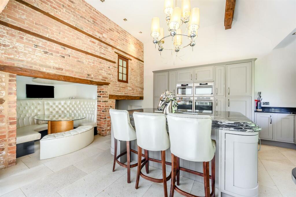 8509411-interior15.jpg