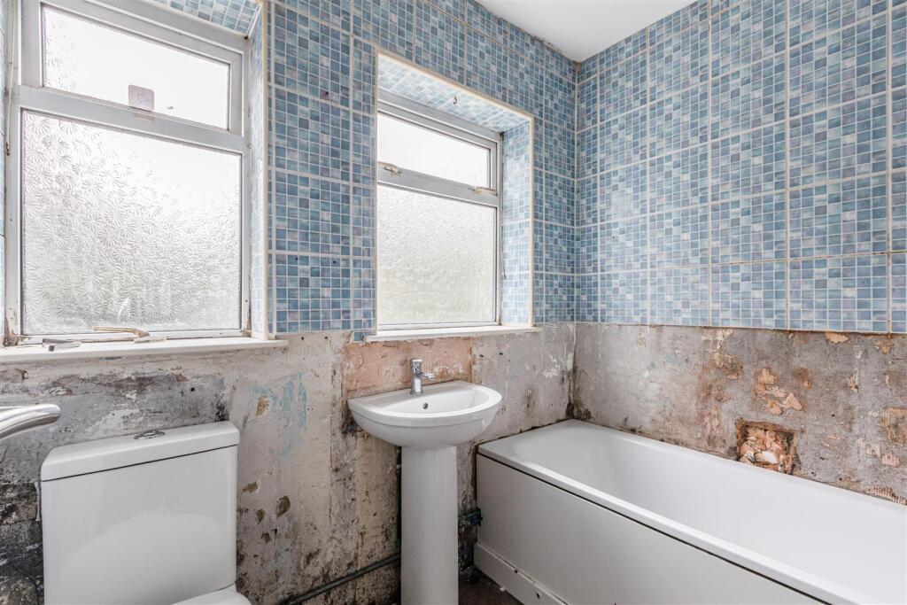 10 Royston Avenue, Byfleet, KT14 7PR - 1.jpg