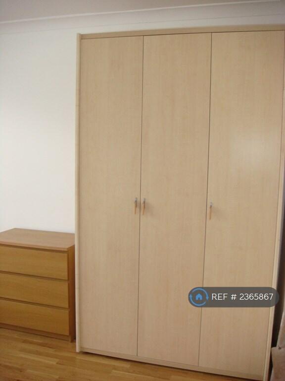Wardrope In Bedroom 1
