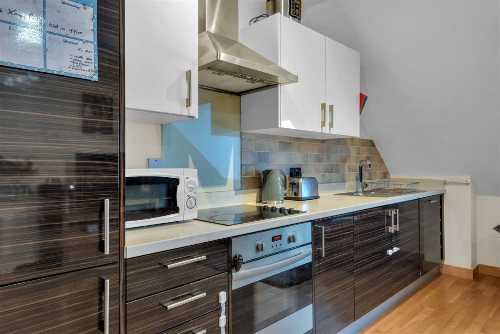 OPEN PLAN LOUNGE KITCHEN AREA