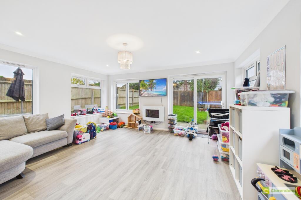 CAM02528G0-PR0421-STILL010