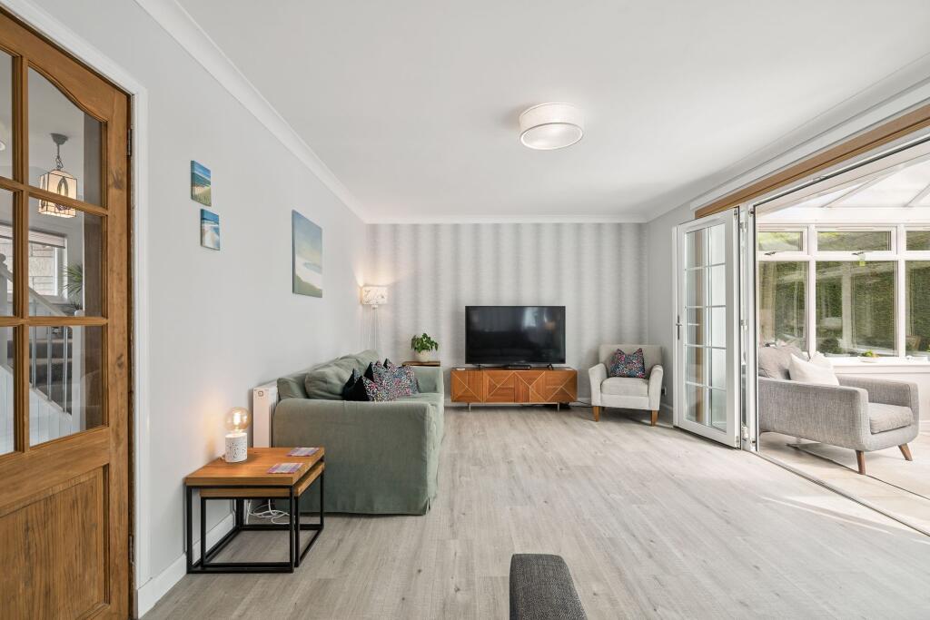 Lounge / Dining Area