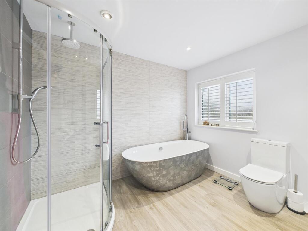 Large Well-Appointed Bathroom