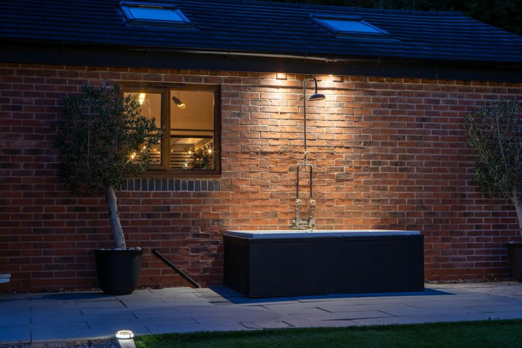 Outside Shower &amp; Bathtub