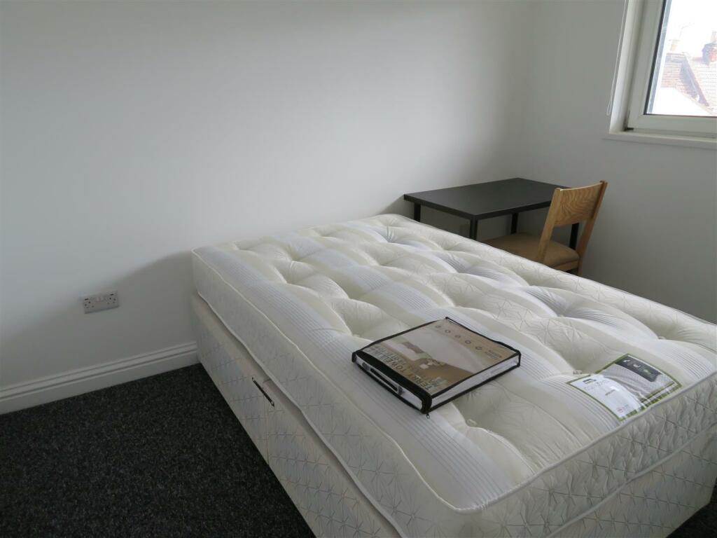 13 Milverton Bed4.JPG