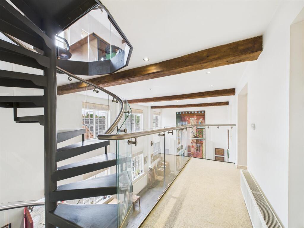 FIRST FLOOR LANDING