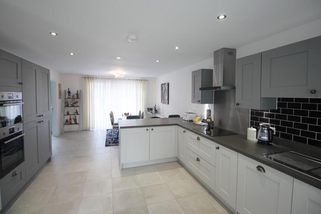 Kitchen 3.JPG