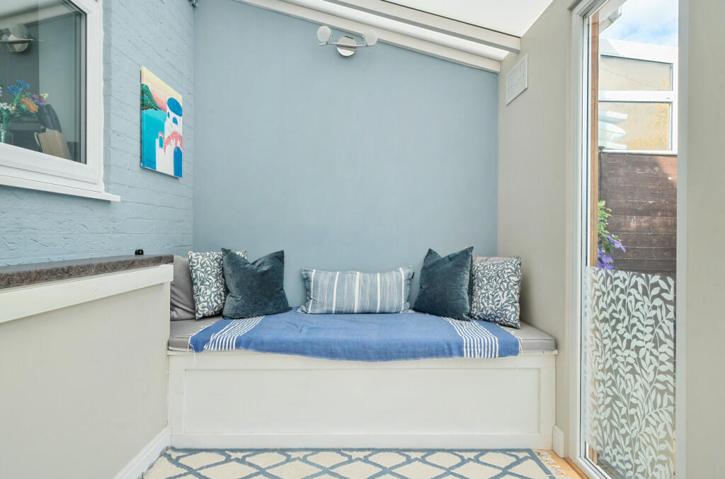 1328980-12-687fb4...