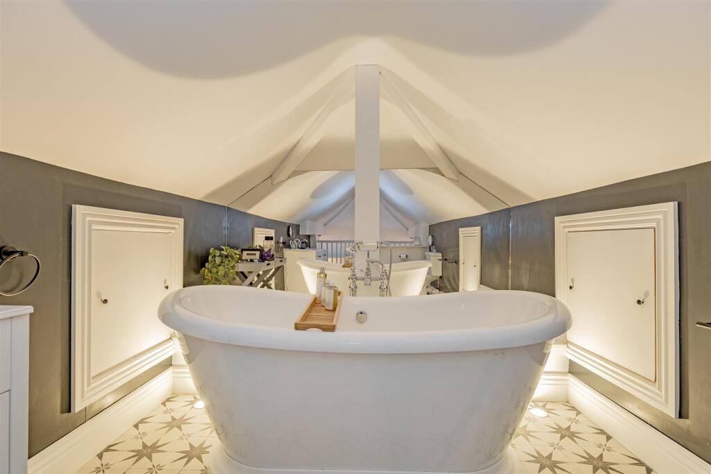 Bedroom 1 En Suite-2.jpg