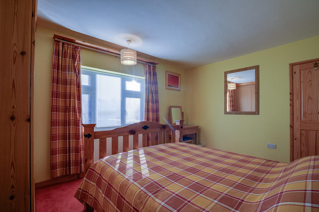Bedroom .4.4