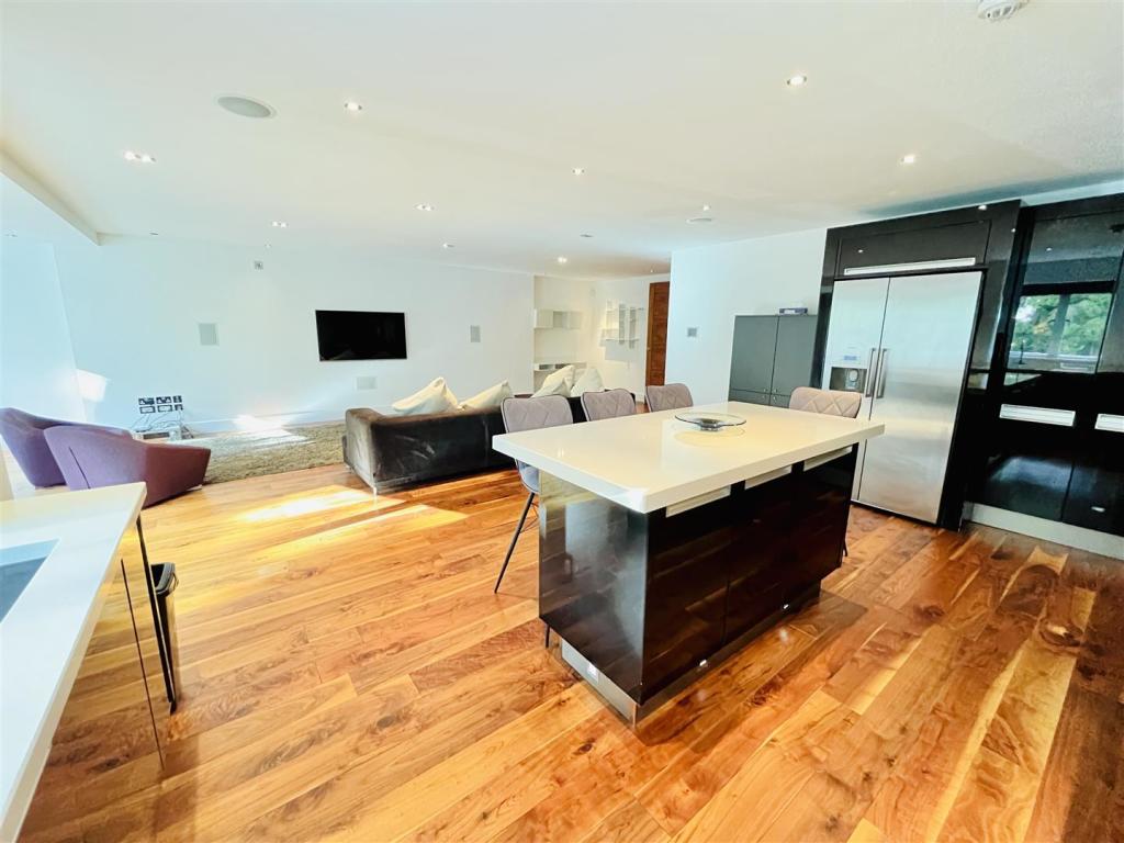 Lving, Dining Room and Breakfast Kitchen 3