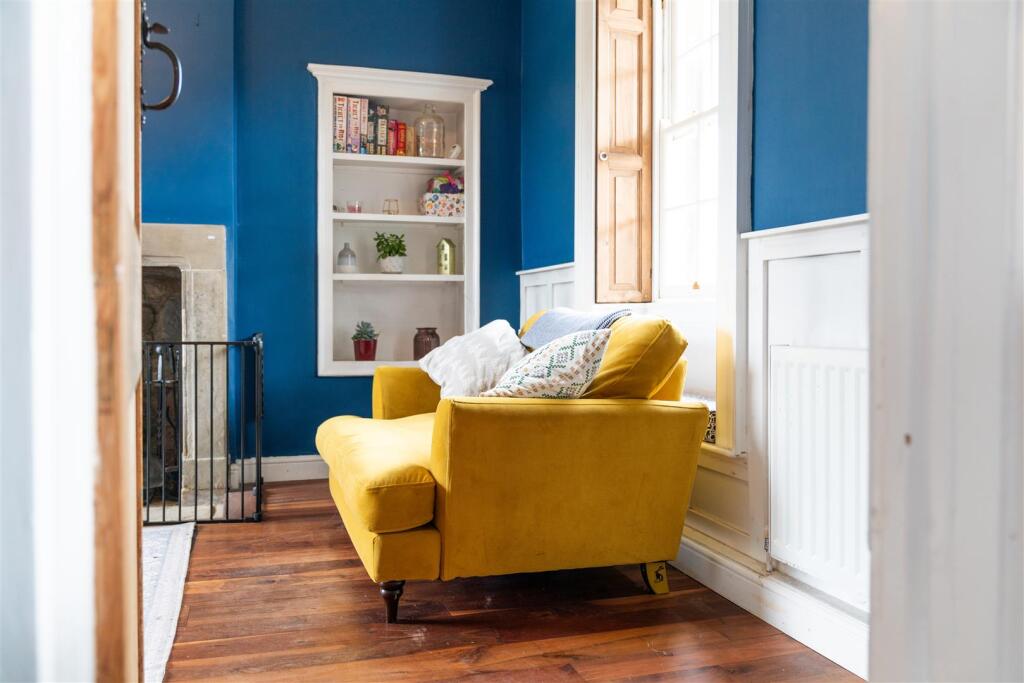 Living Room-6.jpg
