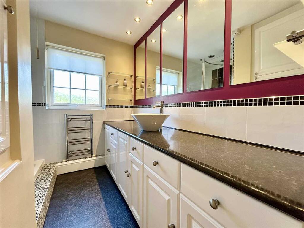 EN-SUITE SHOWER ROOM