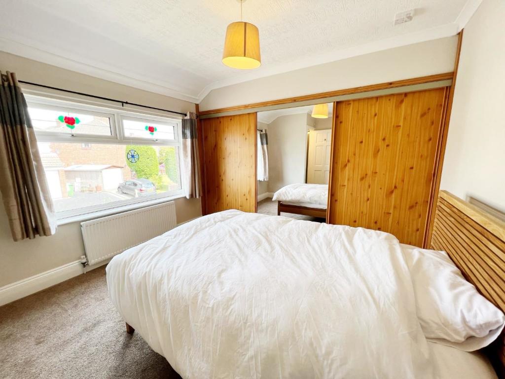 Bedroom 1 pic 2.jpg