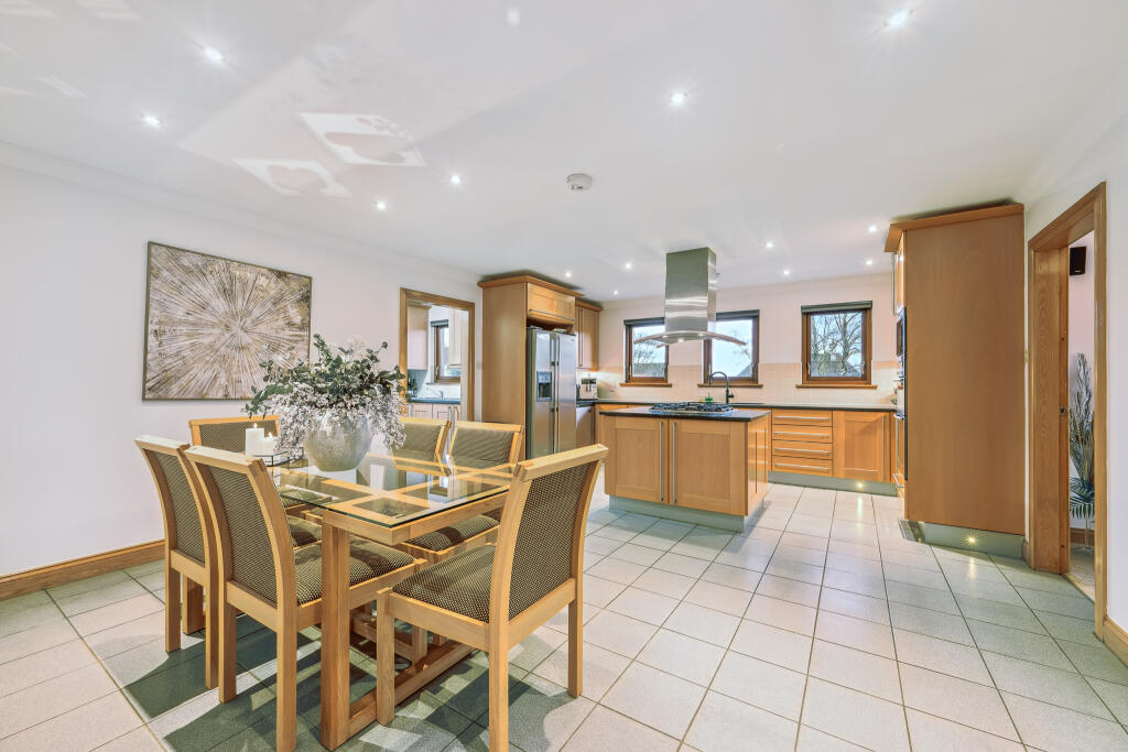 Kitchen/ Dining Room