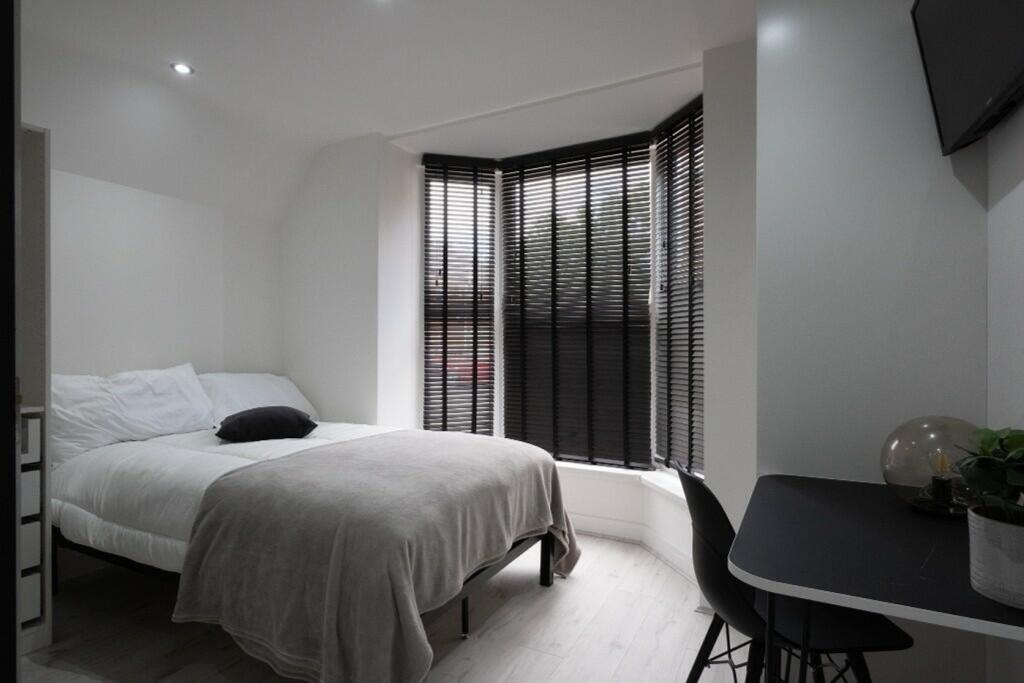 This beautifully designed double bedroom featur...