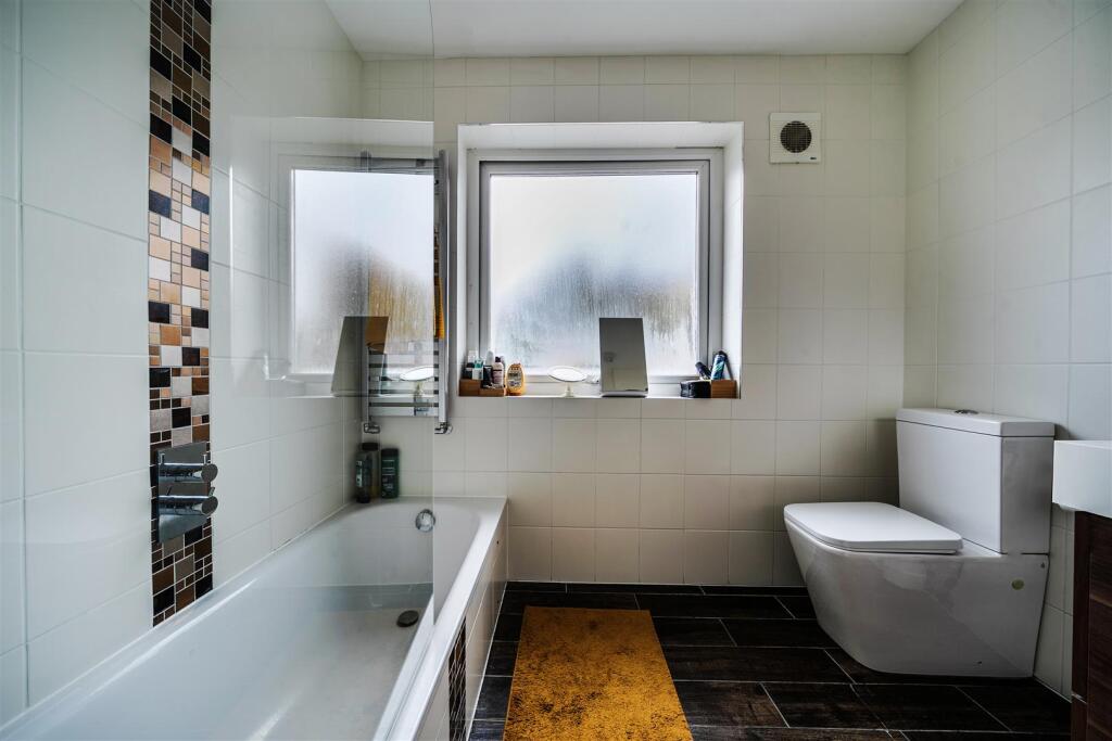 New Parade - Bathroom (2).jpg