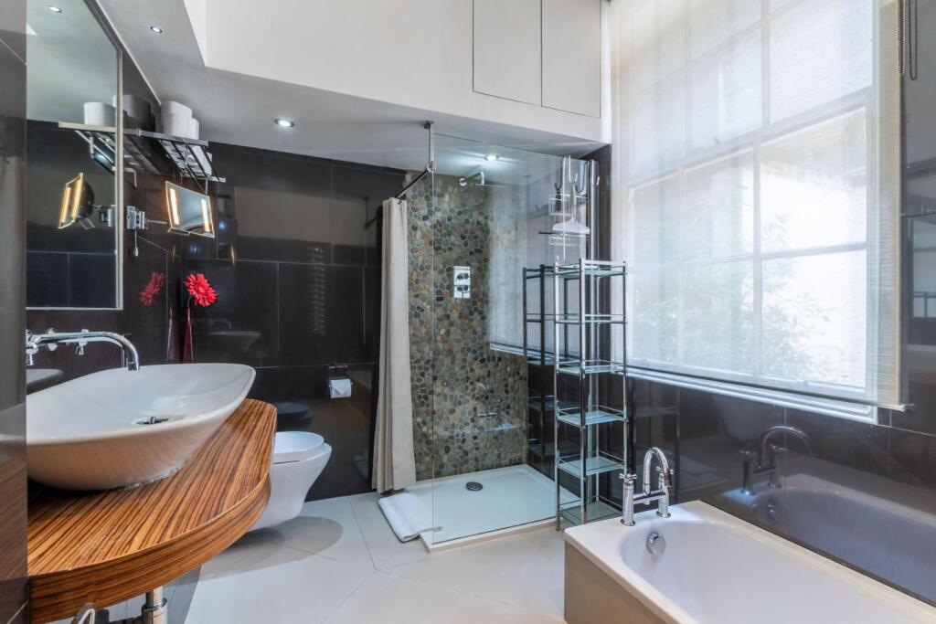 BATHROOM 1.jpg