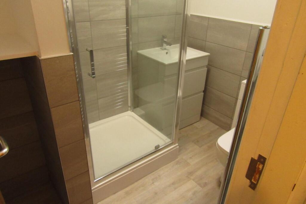 Flat 2, 120 Harcourt - shower room .JPG