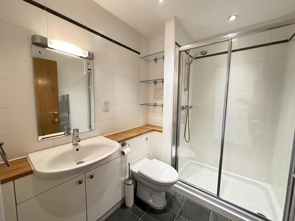 bed 3 - ensuite shwr.JPEG