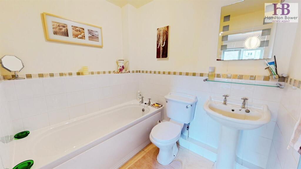 EN-SUITE BATHROOM