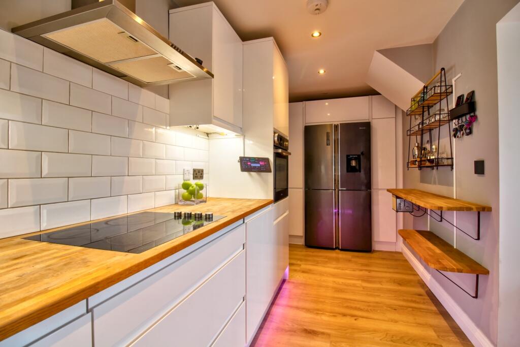 Hall Close Stoneleigh - Matt Clinton EweMove Kenil