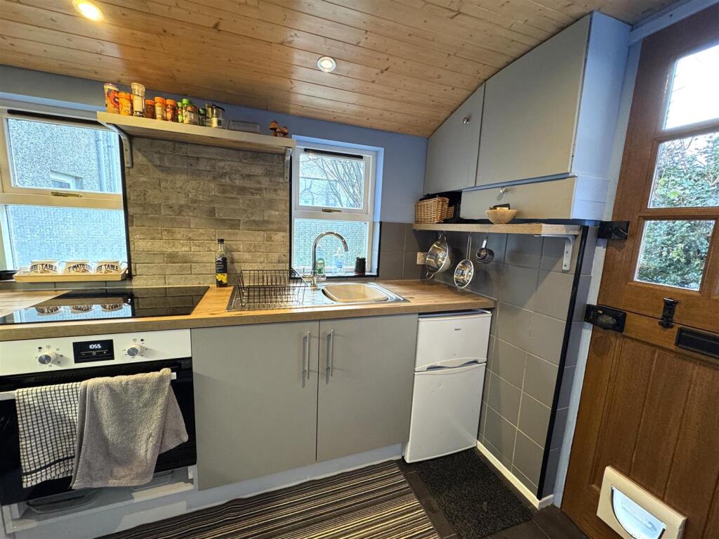 KITCHEN 2.JPG